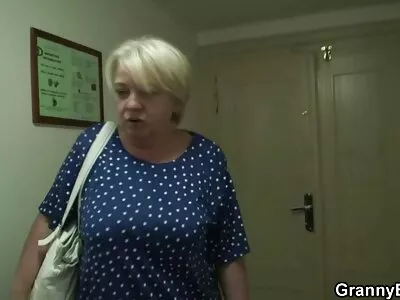 Acești lenjerie intima sexi îngeri blondi împart o pula mare într-un grup de trei