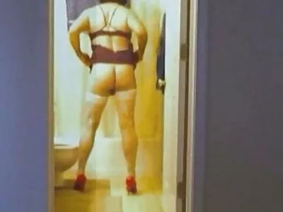 Adolescentul cu halat sexy sfârcurile perforate se bucură de sexul anal cu nenorocitul mai în vârstă