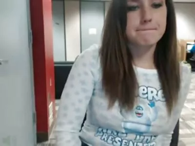 Fete halate sexy tinere și bătrâne sug un penis mare și gros